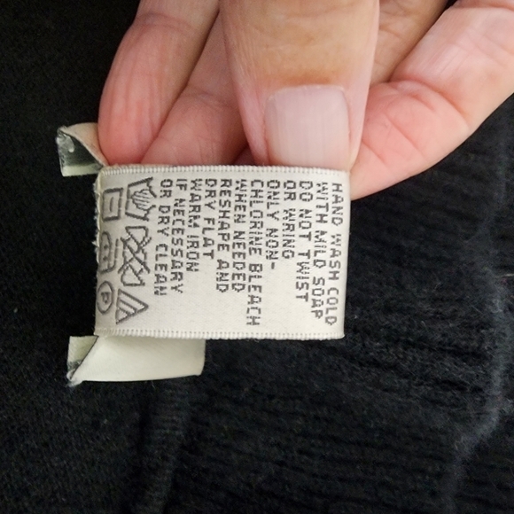 Neiman Marcus Cashmere Black Cardigan Size M - Picture 2 of 16